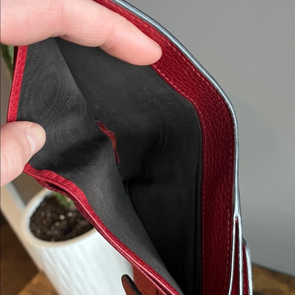 Gucci Crimson Leather Wallet with Gold Emblem - Picture 5 of 16